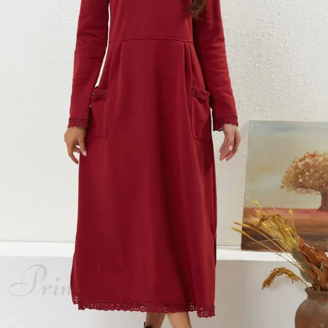 Vestido con dobladillo de encaje y bolsillos.