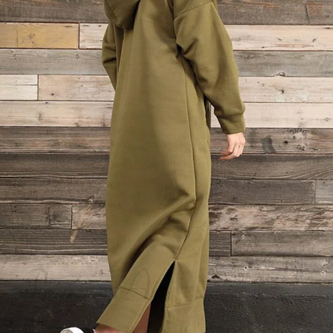 Vestido con capucha, abertura y bolsillos.