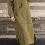 Vestido con capucha, abertura y bolsillos.