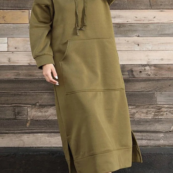 Vestido con capucha, abertura y bolsillos.