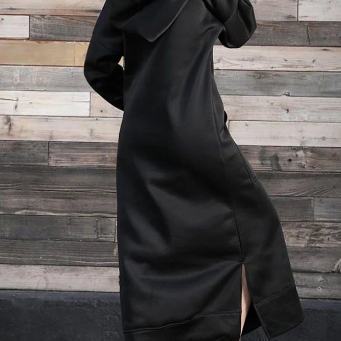 Vestido con capucha, abertura y bolsillos.