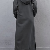 Vestido con capucha, abertura y bolsillos.