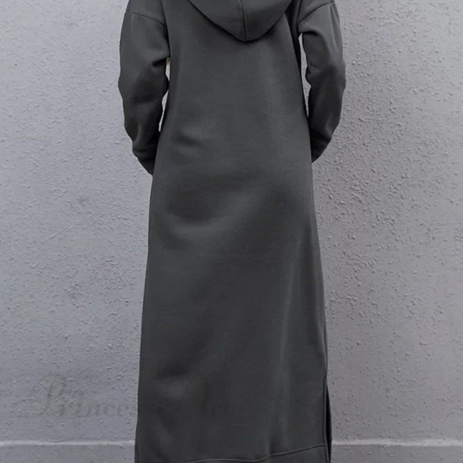 Vestido con capucha, abertura y bolsillos.