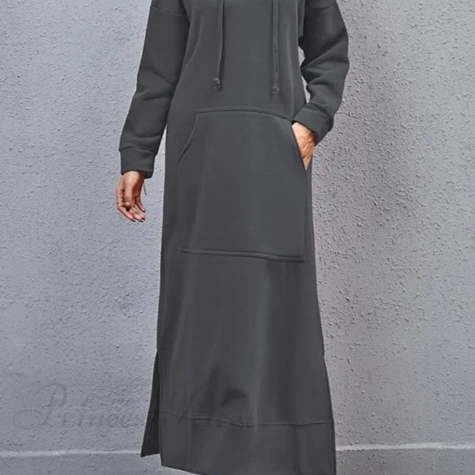 Vestido con capucha, abertura y bolsillos.
