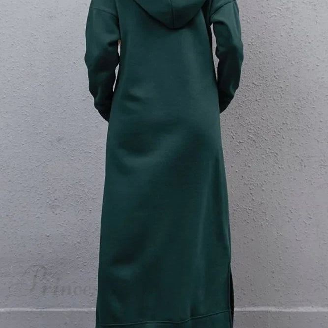 Vestido con capucha, abertura y bolsillos.