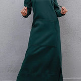 Vestido con capucha, abertura y bolsillos.