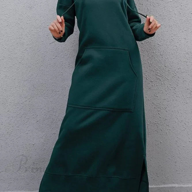Vestido con capucha, abertura y bolsillos.