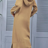Vestido con capucha, abertura y bolsillos.
