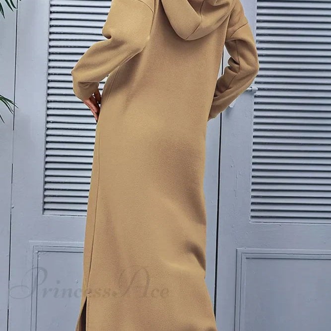 Vestido con capucha, abertura y bolsillos.