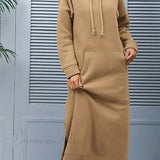 Vestido con capucha, abertura y bolsillos.