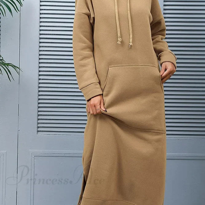 Vestido con capucha, abertura y bolsillos.