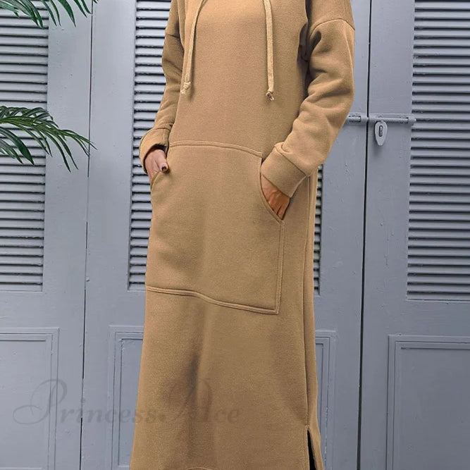 Vestido con capucha, abertura y bolsillos.
