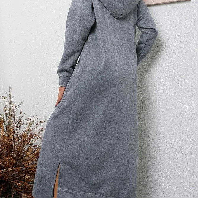 Vestido con capucha, abertura y bolsillos.