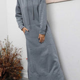 Vestido con capucha, abertura y bolsillos.