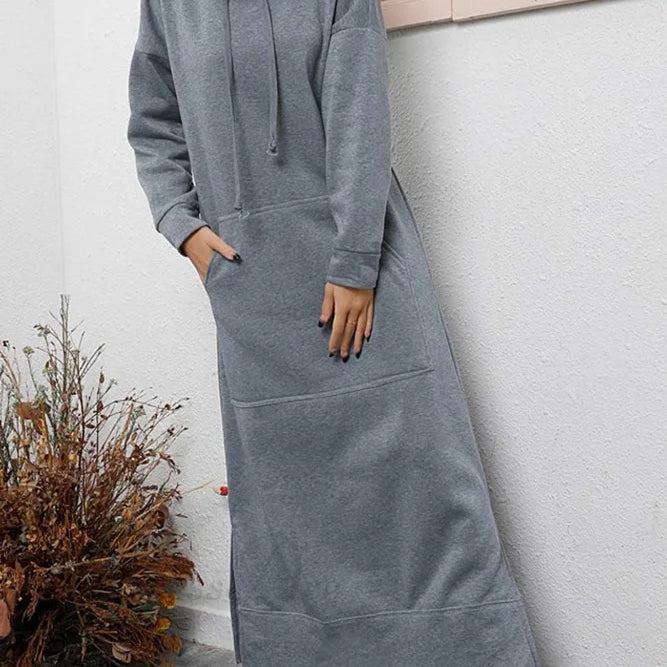 Vestido con capucha, abertura y bolsillos.