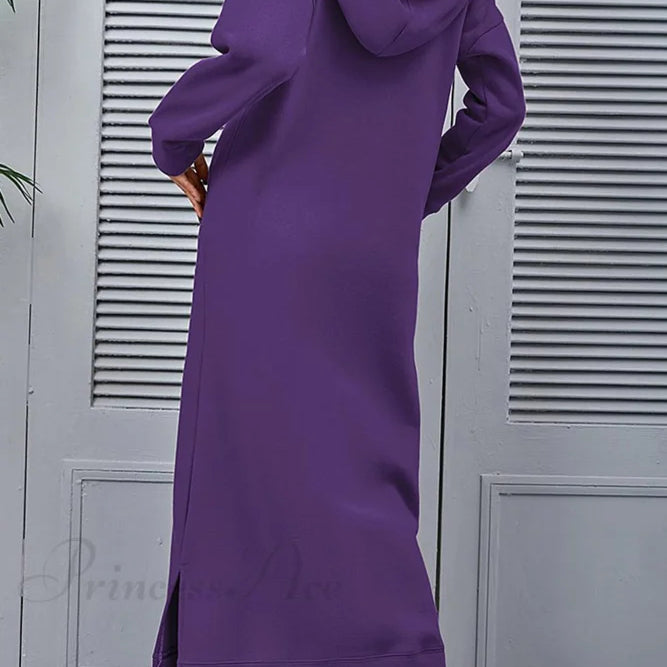 Vestido con capucha, abertura y bolsillos.
