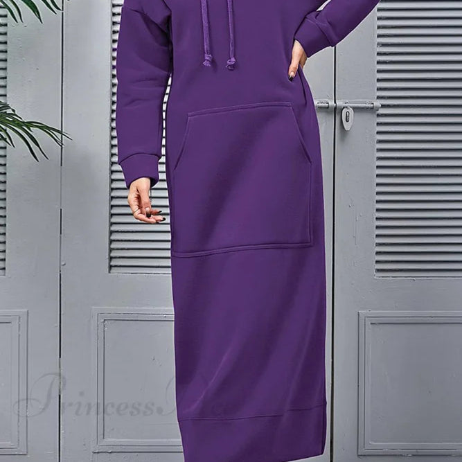 Vestido con capucha, abertura y bolsillos.