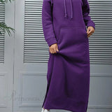 Vestido con capucha, abertura y bolsillos.