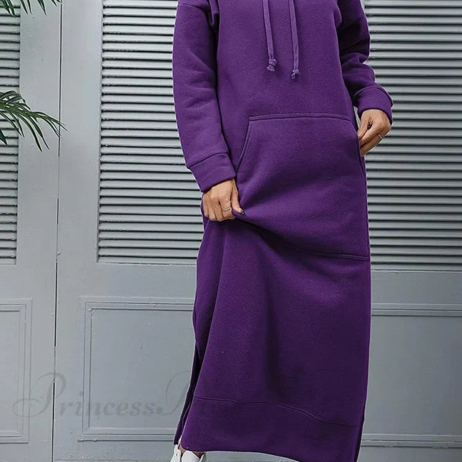 Vestido con capucha, abertura y bolsillos.