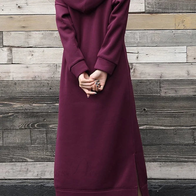 Vestido con capucha, abertura y bolsillos.