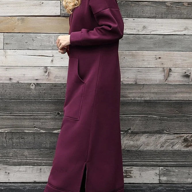 Vestido con capucha, abertura y bolsillos.