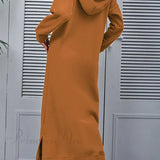 Vestido con capucha, abertura y bolsillos.