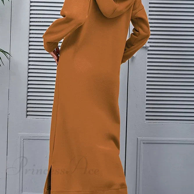 Vestido con capucha, abertura y bolsillos.