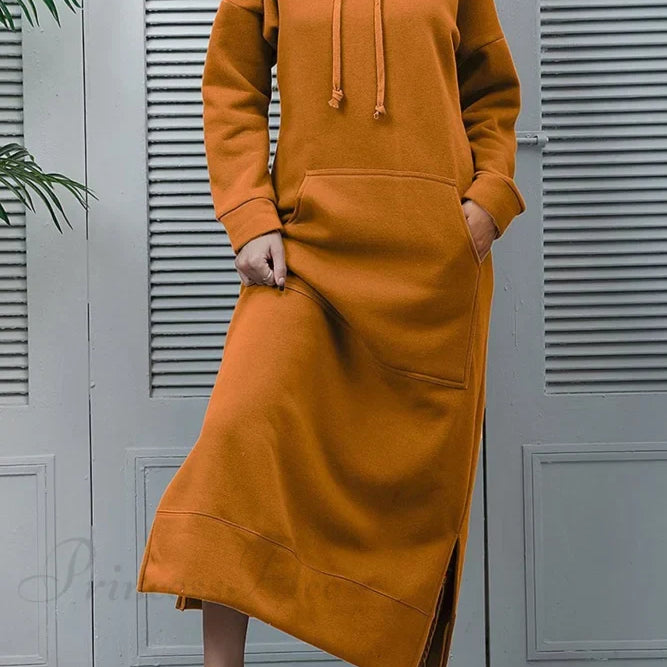 Vestido con capucha, abertura y bolsillos.