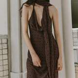 Vestido largo de lunares con espalda descubierta y cuello bufanda