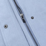 Abrigo informal de cuello polo, corte holgado, mangas largas.