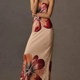 Elegante vestido midi ajustado con un sexy top de tubo estampado.