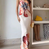 Elegante vestido midi ajustado con un sexy top de tubo estampado.