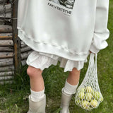 Sudadera blanca estampada con cuello redondo holgado e informal.