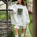 Sudadera blanca estampada con cuello redondo holgado e informal.