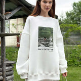 Sudadera blanca estampada con cuello redondo holgado e informal.