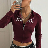 Sudadera con capucha corta y cremallera estampada