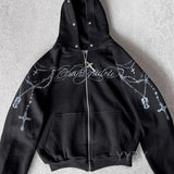 Sudadera estampada con cierre de cremallera y pelo extraíble.