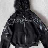 Sudadera estampada con cierre de cremallera y pelo extraíble.