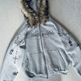 Sudadera estampada con cierre de cremallera y pelo extraíble.