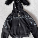 Sudadera estampada con cierre de cremallera y pelo extraíble.