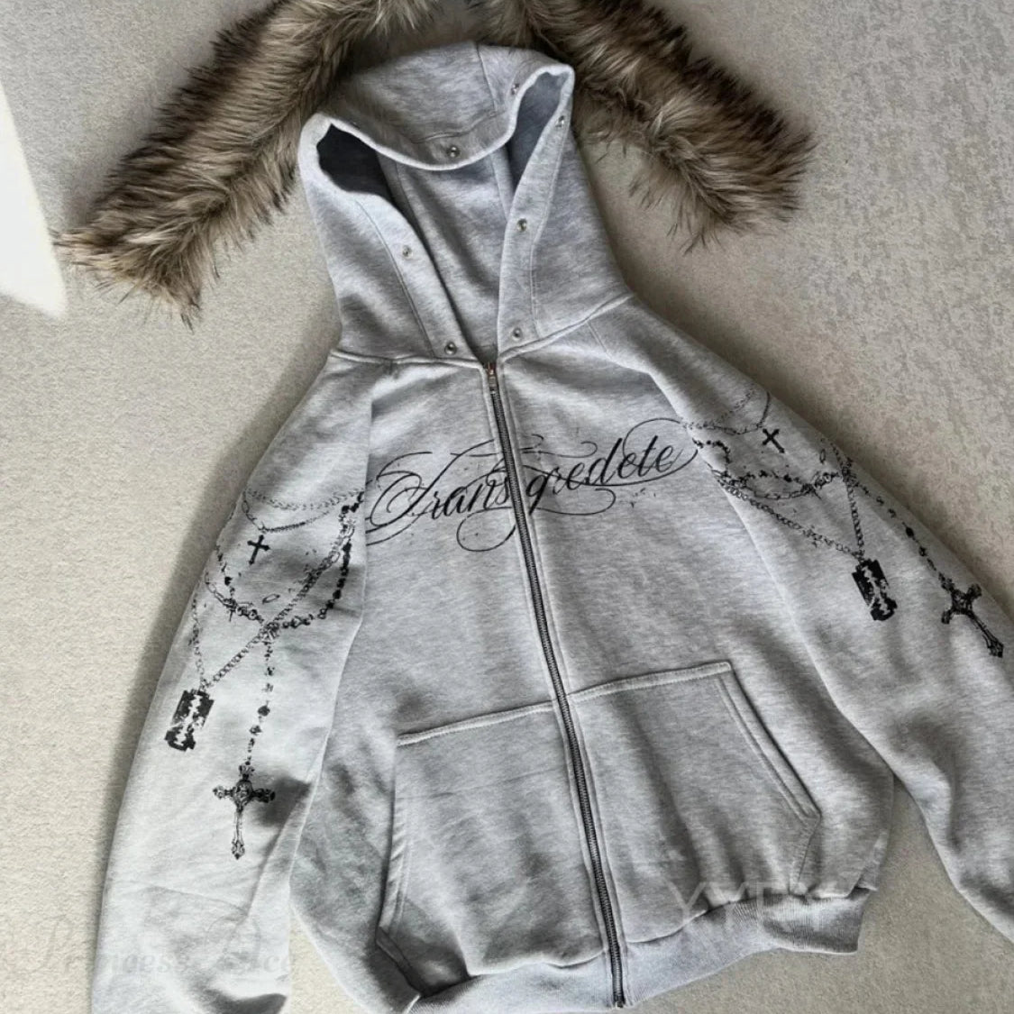 Sudadera estampada con cierre de cremallera y pelo extraíble.