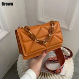 Bolso de hombro de piel sintética con cadena de metal.