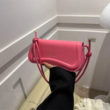 Bolso bandolera de piel sintética para llevar bajo el brazo.