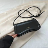 Bolso bandolera de piel sintética para llevar bajo el brazo.