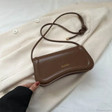 Bolso bandolera de piel sintética para llevar bajo el brazo.