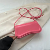 Bolso bandolera de piel sintética para llevar bajo el brazo.