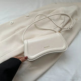Bolso bandolera de piel sintética para llevar bajo el brazo.