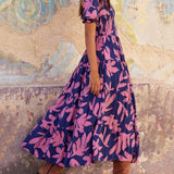 Vestido midi estampado con mangas abullonadas y un encantador escote cuadrado