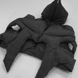 Abrigo punk acolchado con cuello alto y cierre de cremallera.