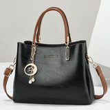 Bolso de hombro sencillo y liso para mujeres mayores.